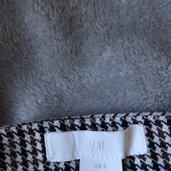 H&M skirt. Size 6 good condition. Fairly new - Picture 3 of 3
